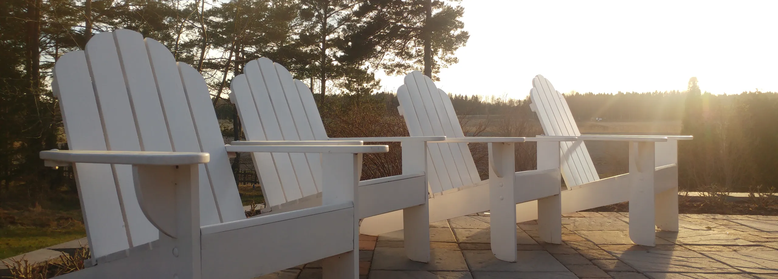 Vita stolar på uteterrass